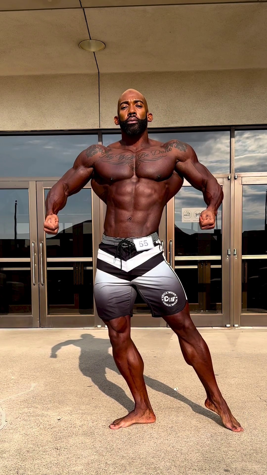 BLACK MUSCLE POSING FOR YOU - VIDEO 5