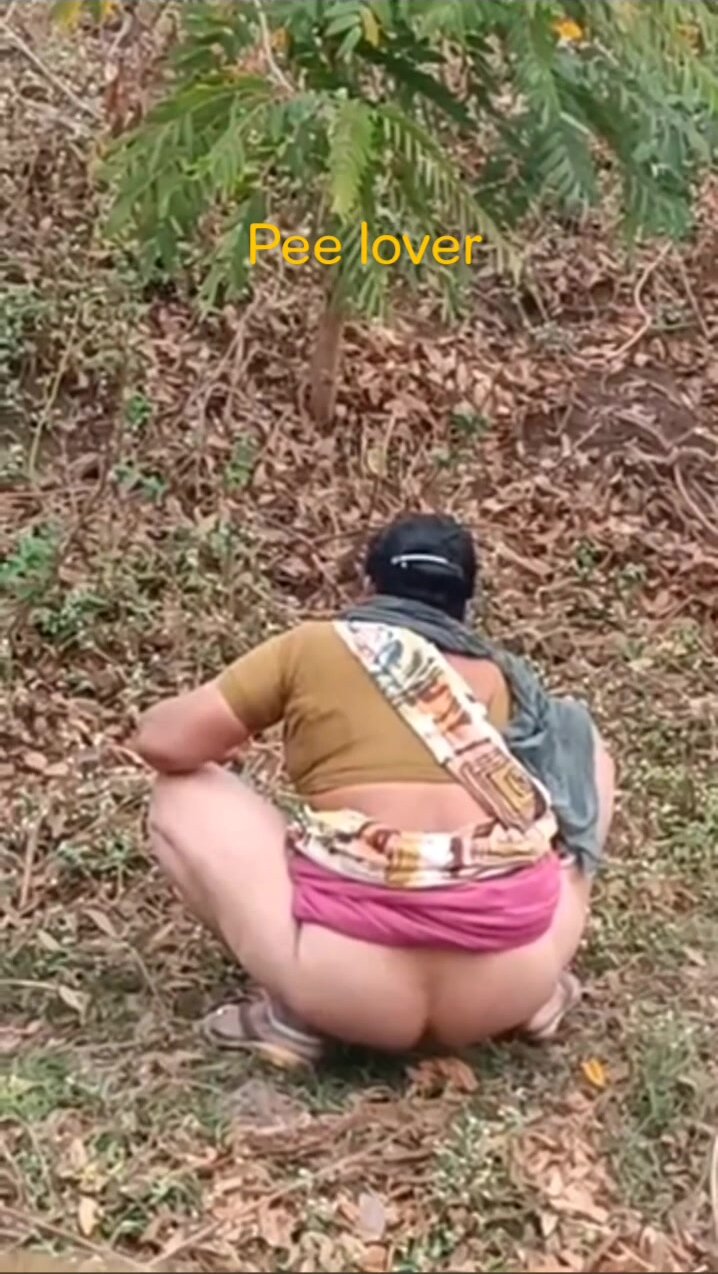 Big ass aunty pee - video 2