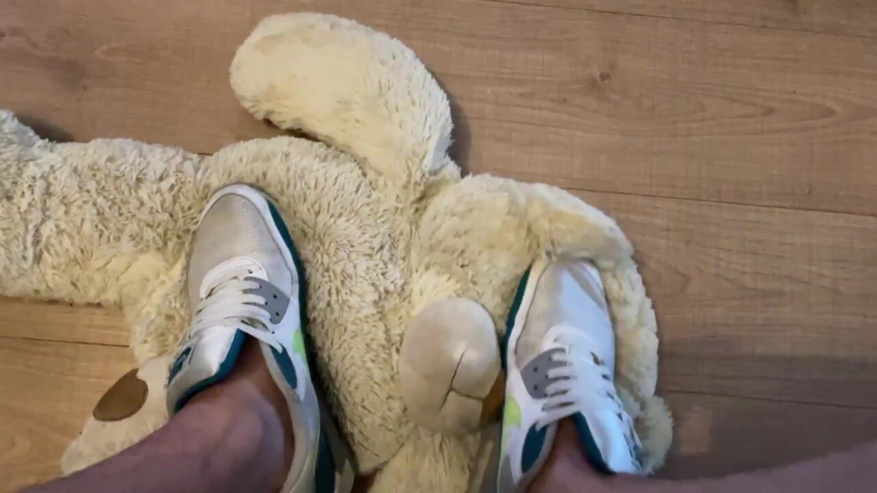Toe wiggle in Nike 90´s on teddy