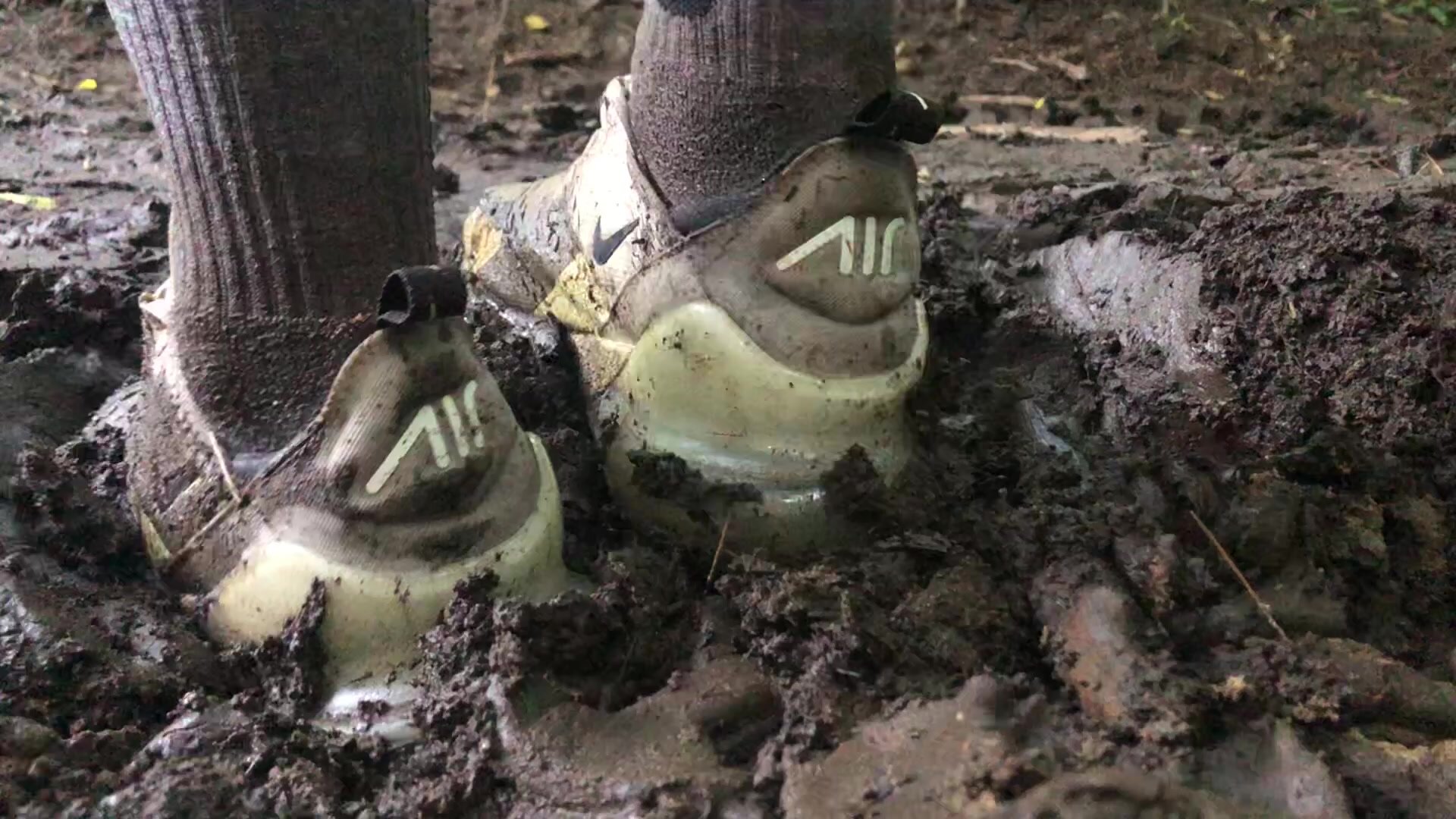 Muddy Nike 270