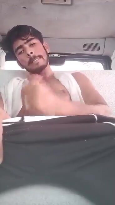 Pakistani guy wank in car
