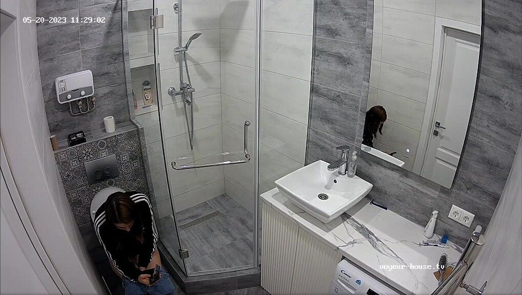 Girl pooping - video 305