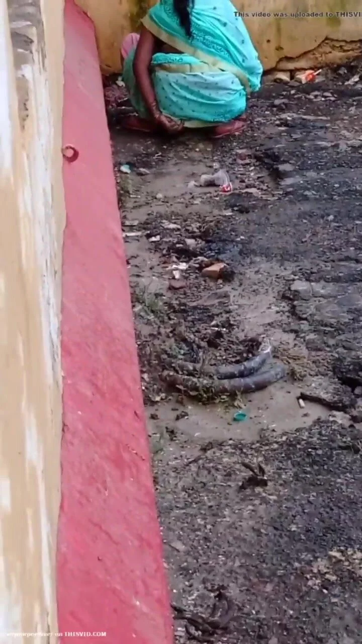 Aunty peeing video