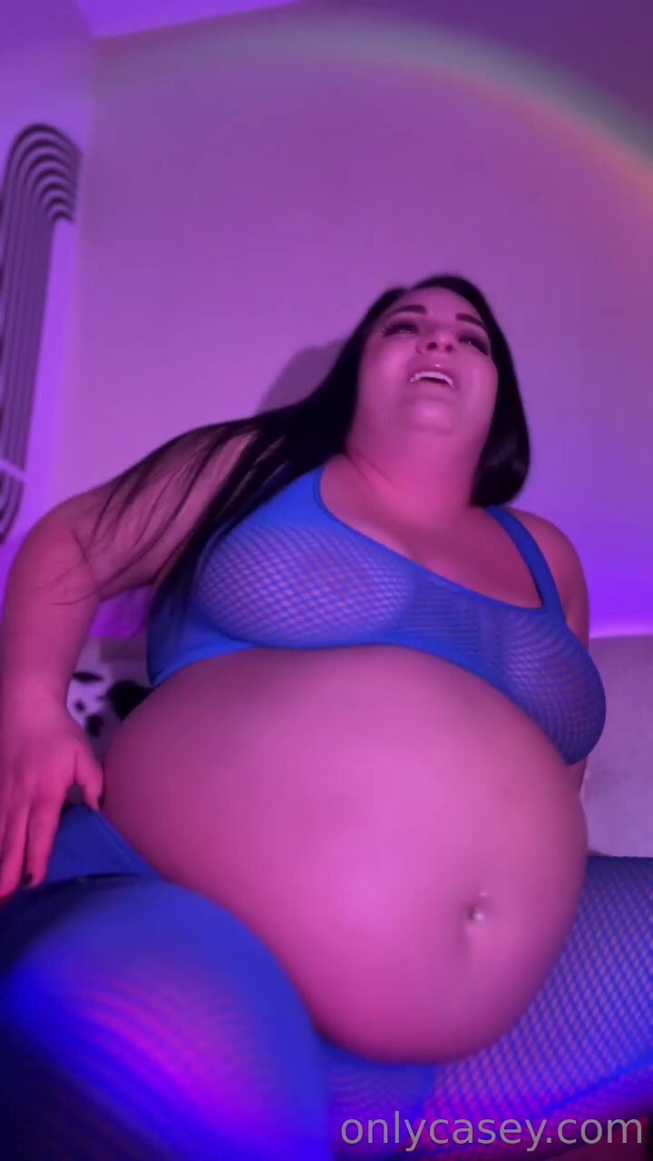 chubby girl with tight thin clothes show her fat belly