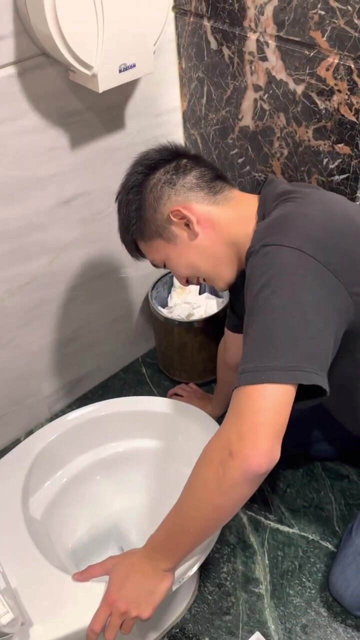 Hot Chinese Man Vomit at Toilet