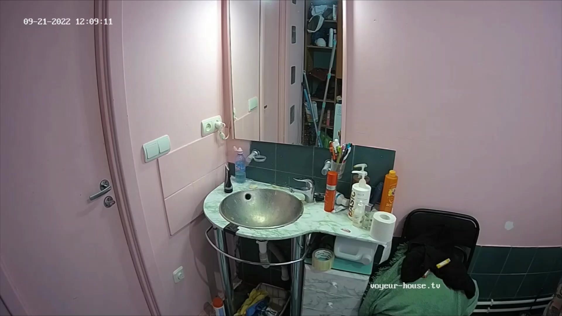 Woman pooping in Toilet 497