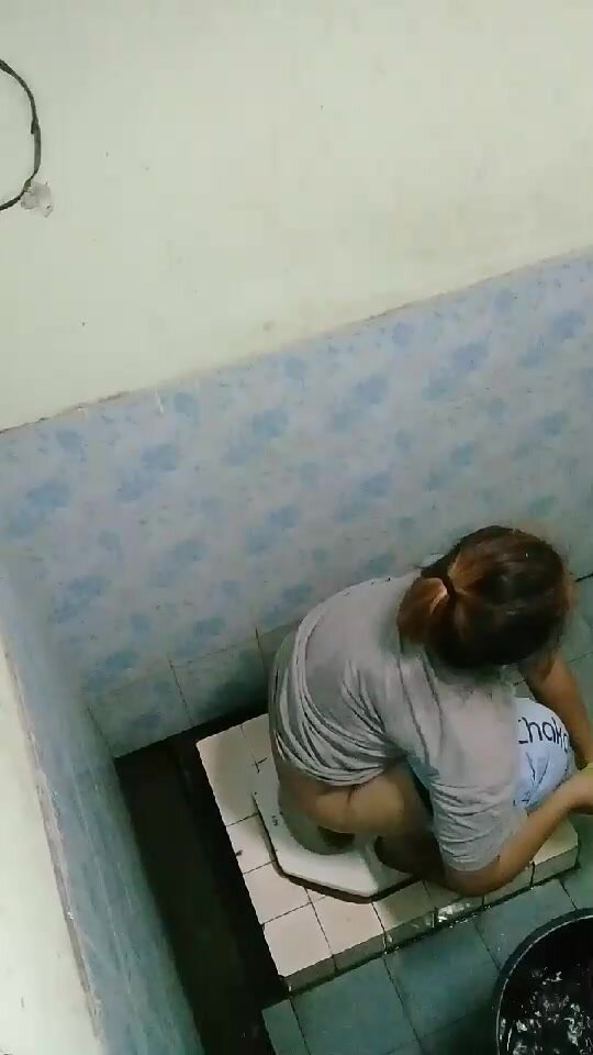Voyeur woman pooping toilet