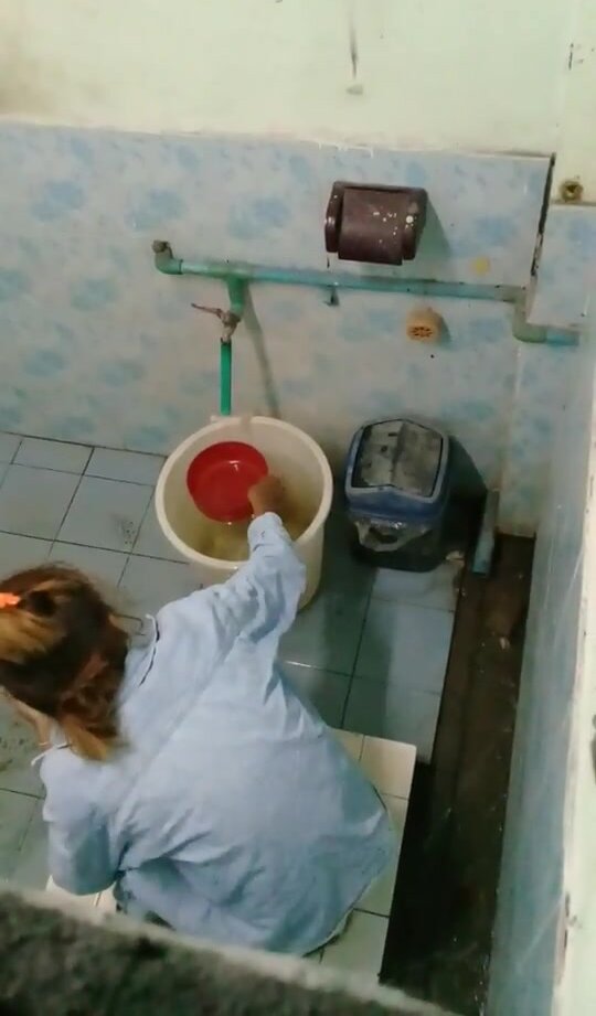 Thai woman pooping to 1