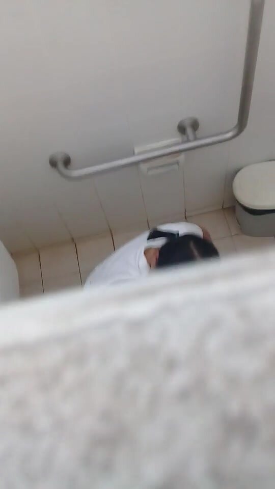 Thai woman pooping toilet2