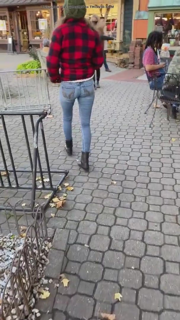 Brianna pees jeans - video 4