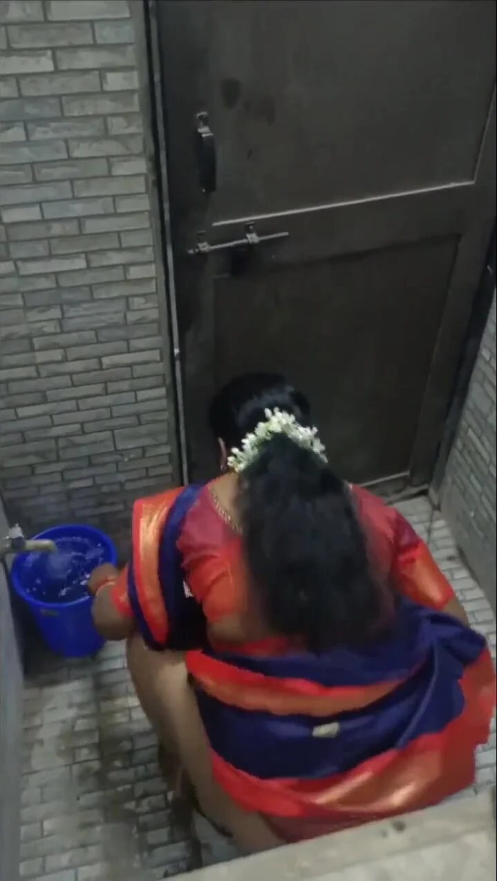 Aunty peeing -004 - ThisVid.com