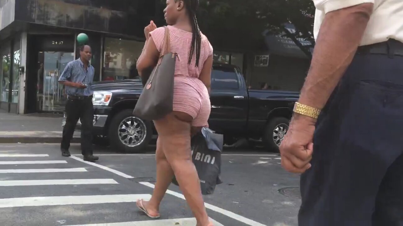 BIG JIGGLY EBONY ASS HANGN OUT HER SHORTS CANDID