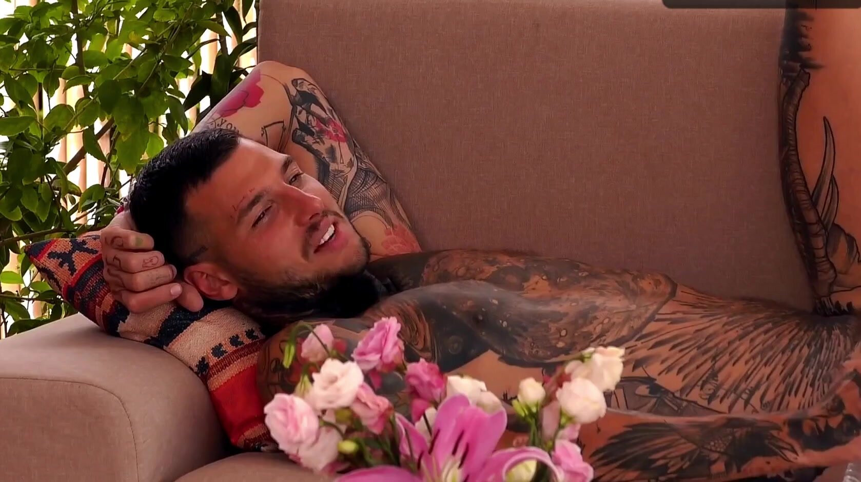 Hot tattooed guy naked in reality show