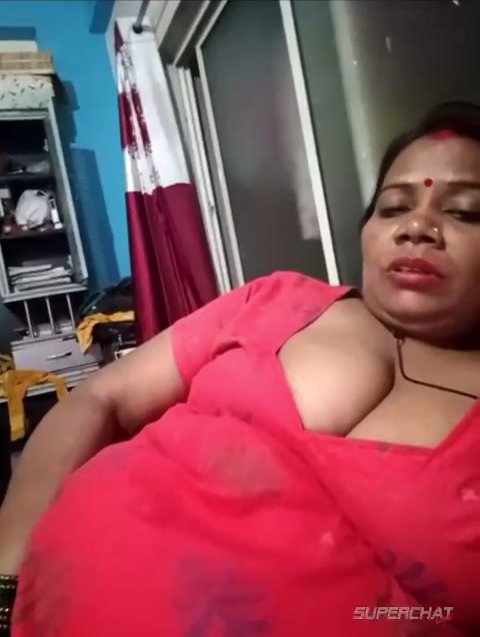 Desi mature aunty showing big pussy