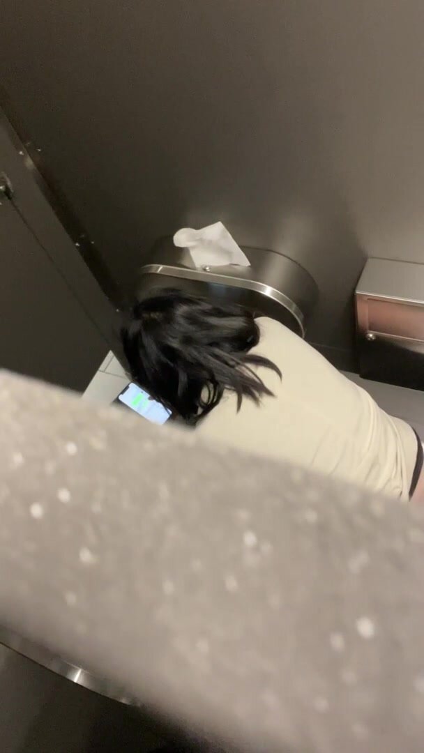 Girl pooping - video 306
