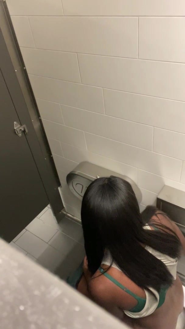 Pooping - video 497