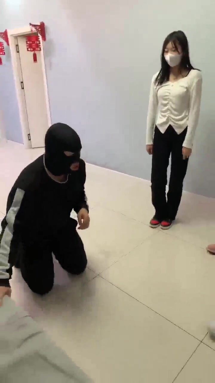 3 chinese mistress trample slave by shoes