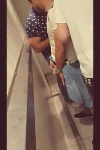 STRAIGHT GUYS PISSING AT THE BAR
