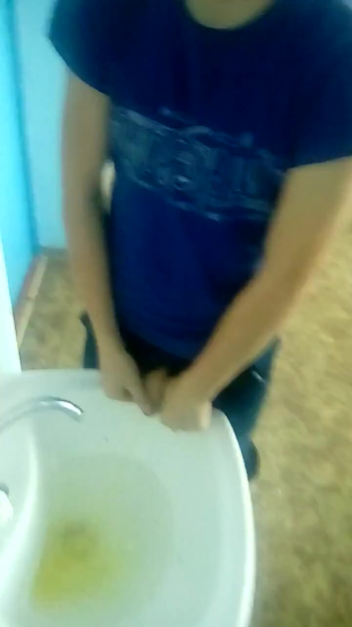 HOT BOY PISSING IN THE SINK