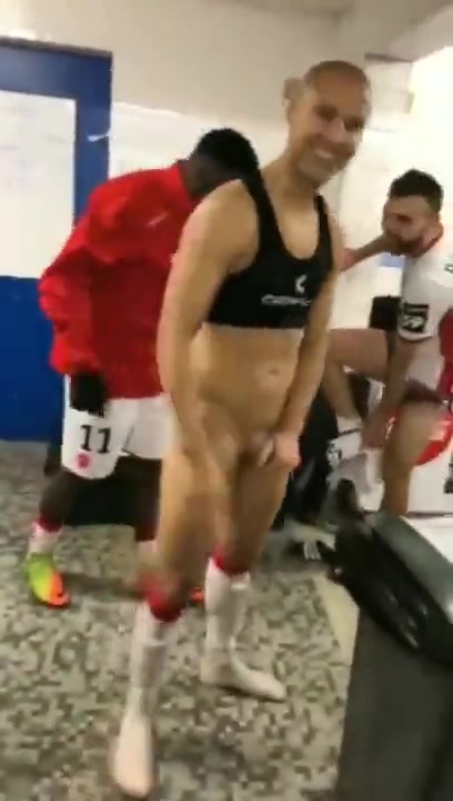 HOT PLAYER NAKED IN THE LOCKERROOM - video 2