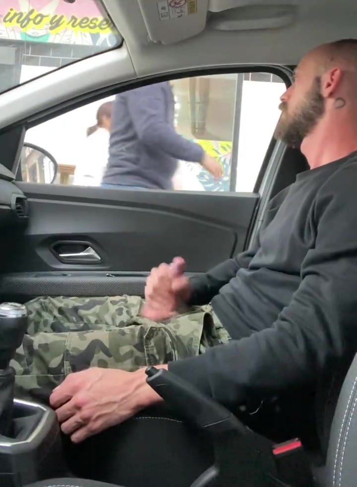Handjob and cumshot in the car while people pass by
