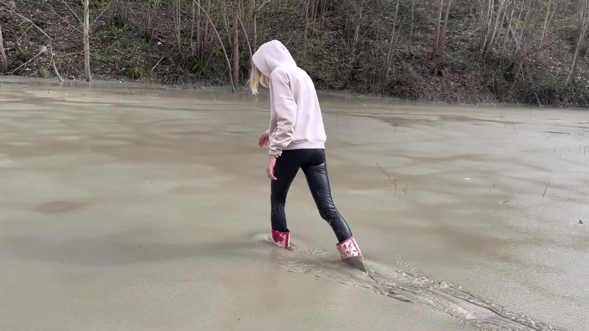 muddy girl - video 7