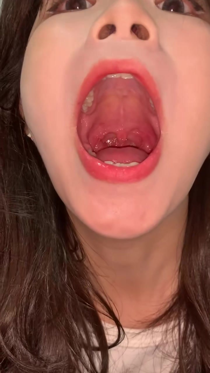 FoThe Mouth of Chinese Girlsod in the stomach