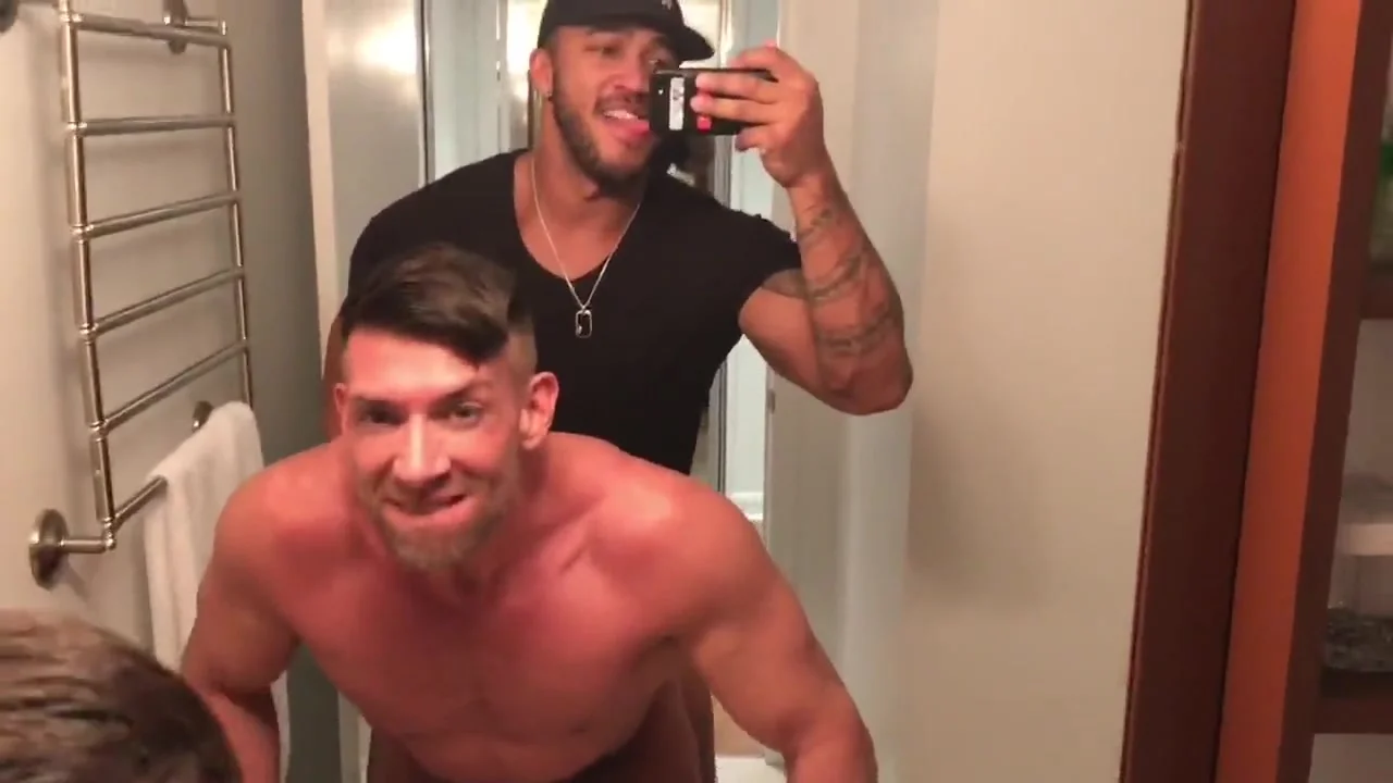 Hot guys: Bathroom bare - ThisVid.com