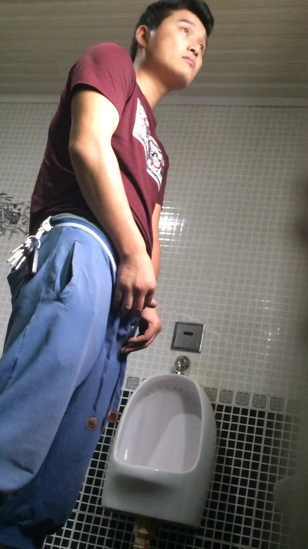 ASIAN BOY PISSING IN THE TOILET 109