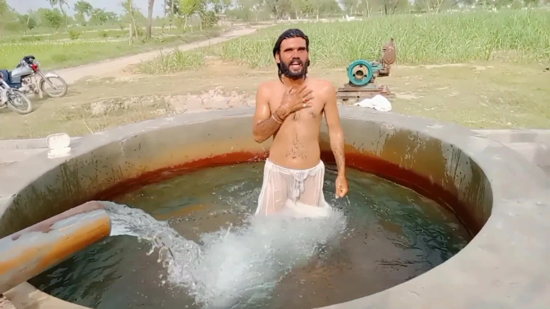 Spycam: Sexy paki beast in water (also notice… ThisVid.com