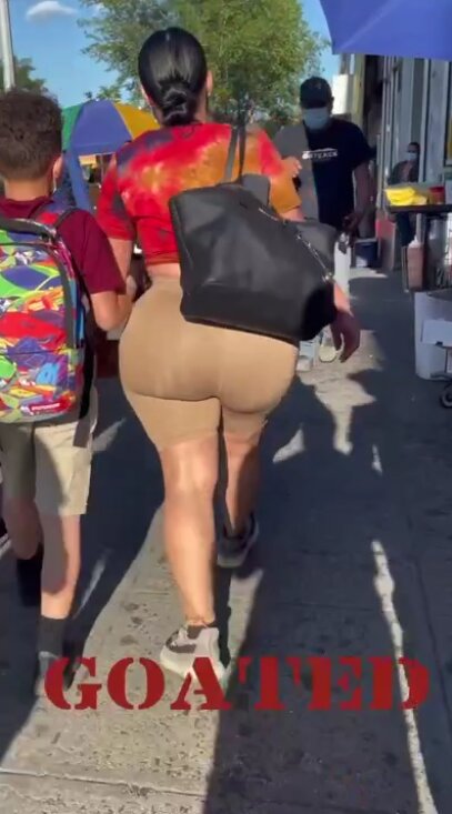 MATURE LARGE BOOTY MILF CANDID CATCH
