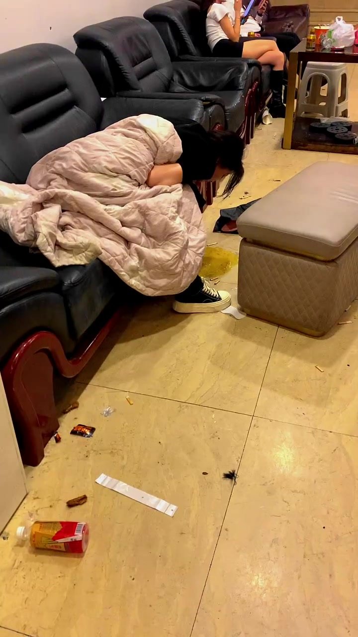 chinese girl drunk to vomit - video 24