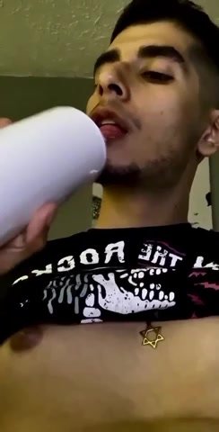 showing how he eats pussy
