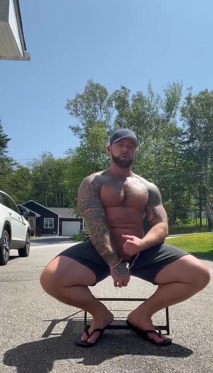 Hot str8 married beef pisses & cums in his driveway