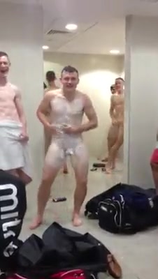 RUGBY GUYS NAKED IN SHOWER