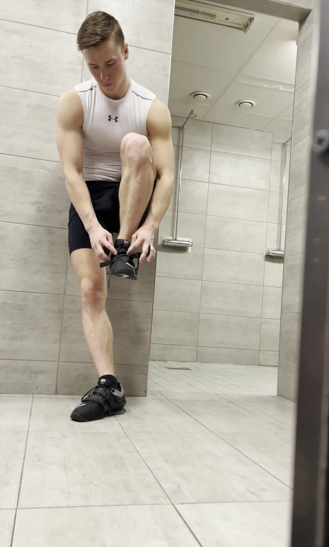 Gym: nude dude - video 2 - ThisVid.com