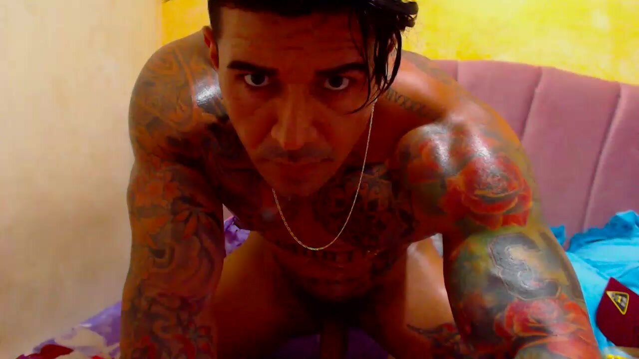 tatoo muscle bodybuilder jerking off in bed