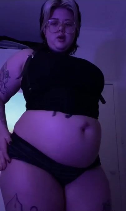 chubby girl show fat belly 7