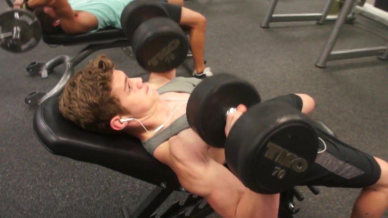 muscular boys bodybuilder flex and train -no nude-