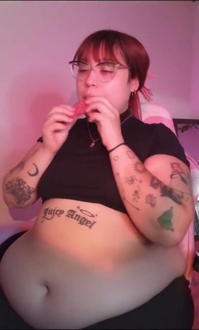 bbw stuffing belly with big meal 4