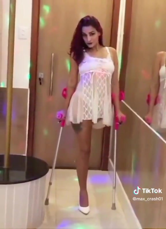 Lak Amputee Girl Pole Dancing