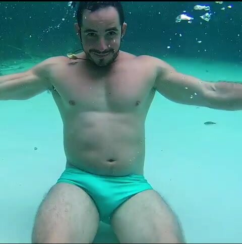 Brazilian hottie barefaced underwater in green speedo - video 2
