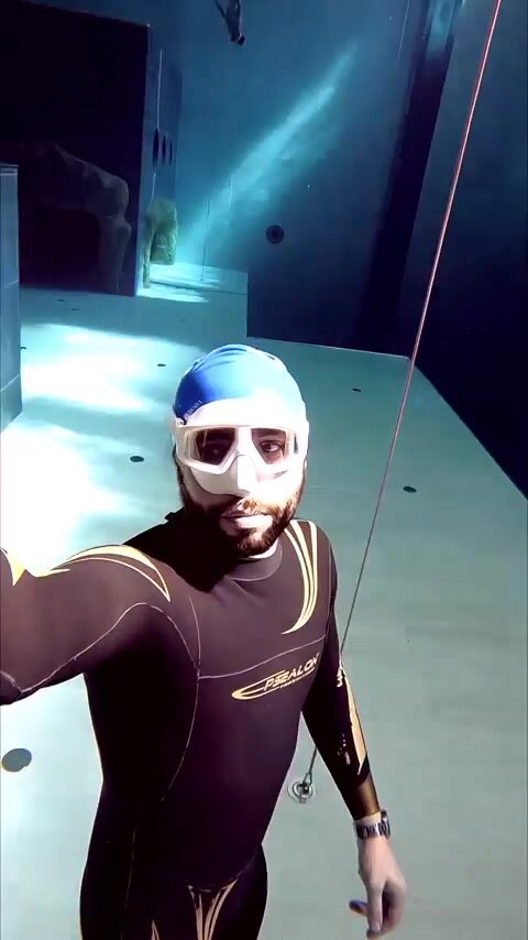 French freedivers breatholing underwater in tank