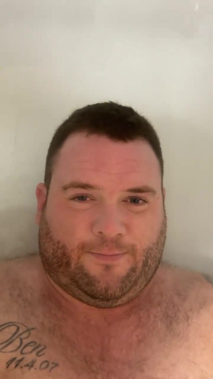 Beefy barefaced underwater in tub