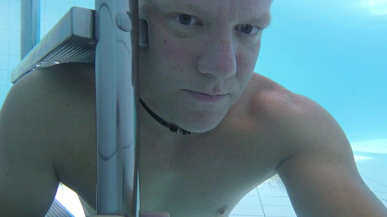 German hottie breatholding barefaced underwater - video 2