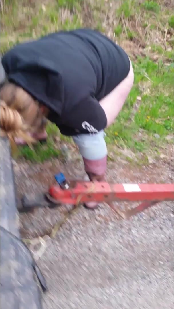 Woman caught pissing behind truck
