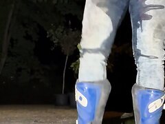 Motocross Boots, Jeans und Pisse