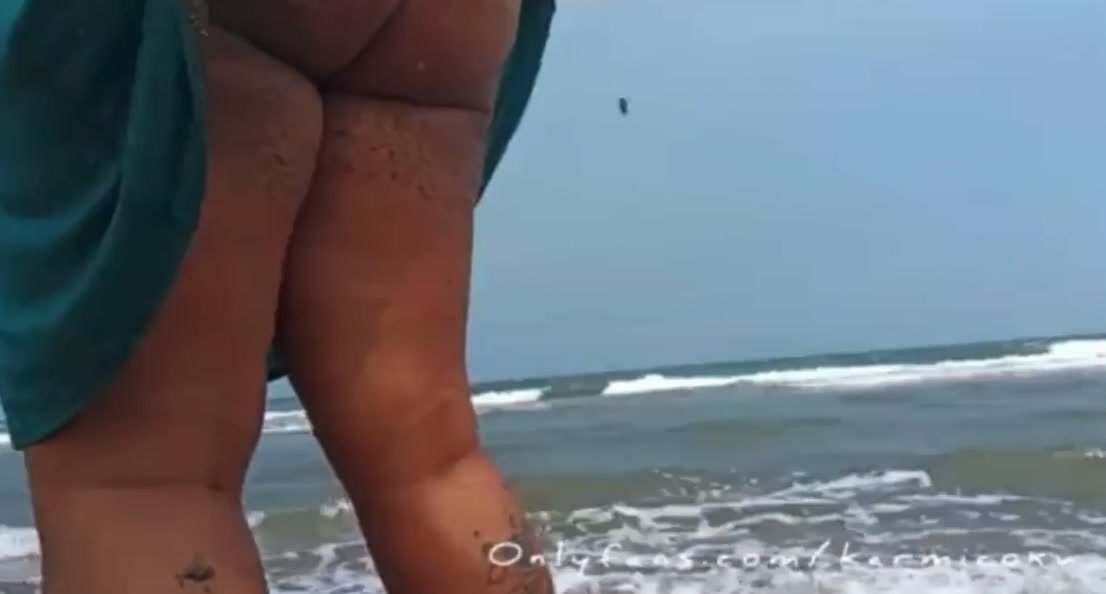 Pregnant mom piss enjoy beach