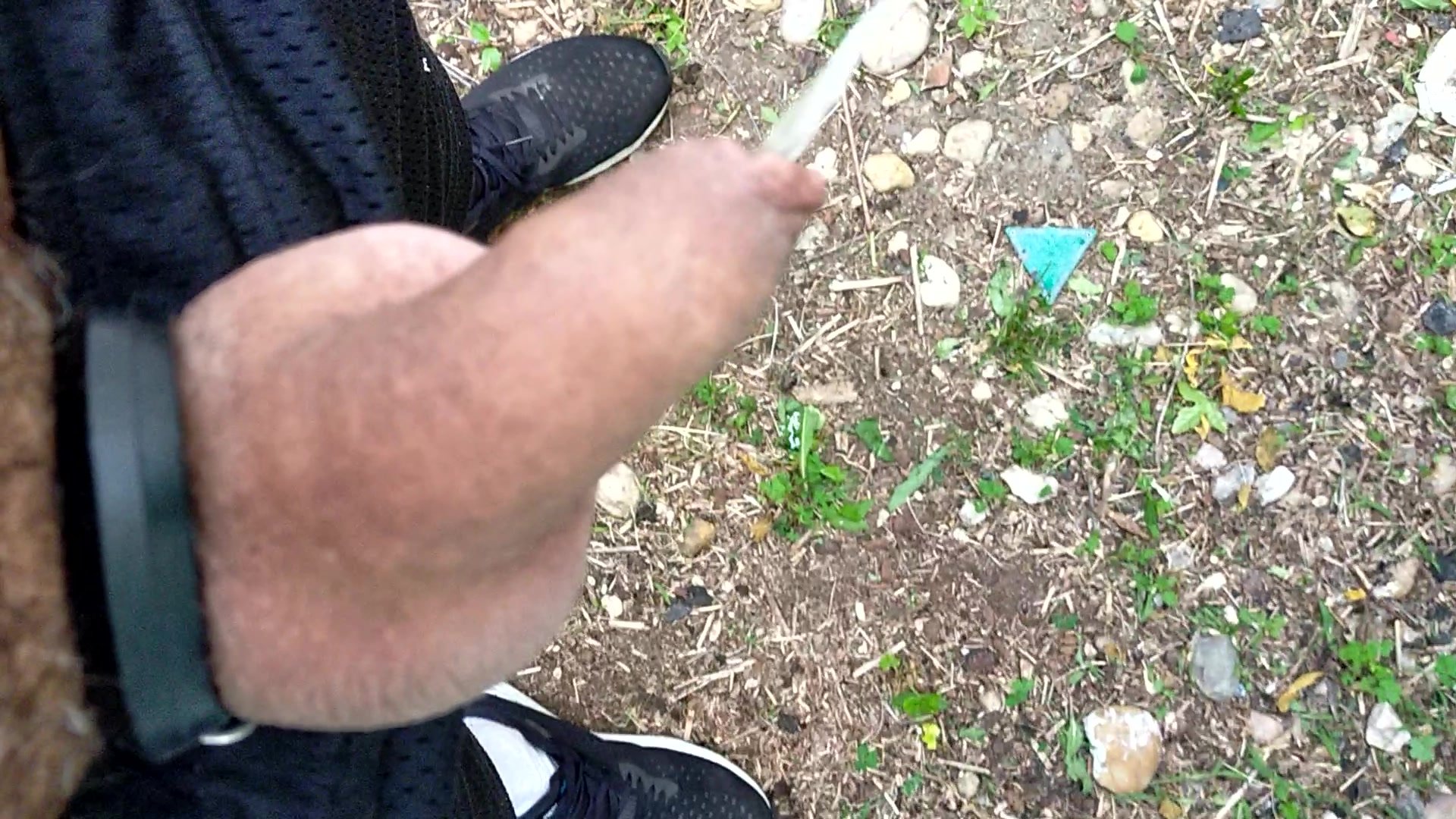 Piss outdoor - video 9