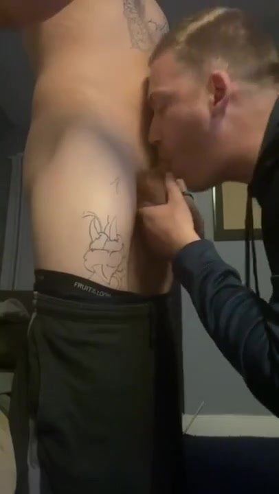 Str8 lets fag friend suck (1/2)